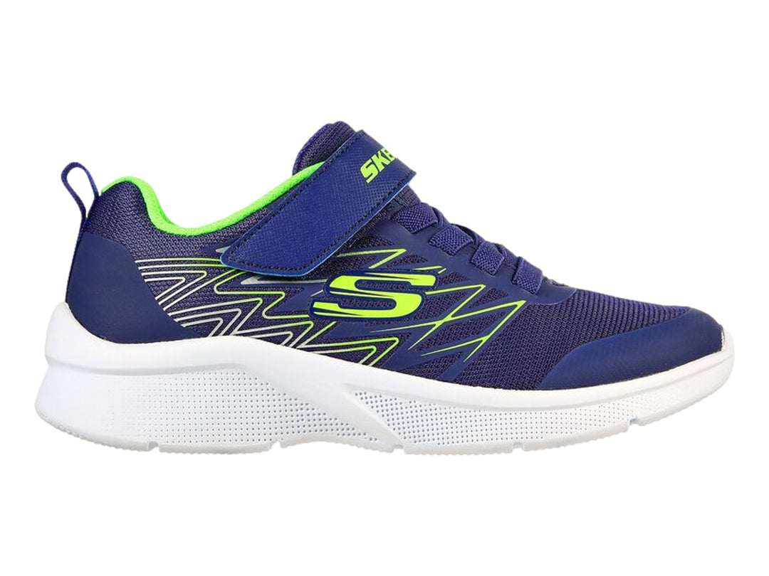 Tenis deportivos Skechers color azul con detalles en verde lima y suela blanca.