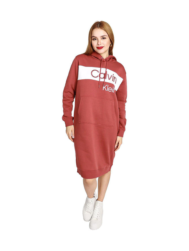 Vestido sudadera color terracota con bloque blanco y logo de Calvin Klein en el pecho.