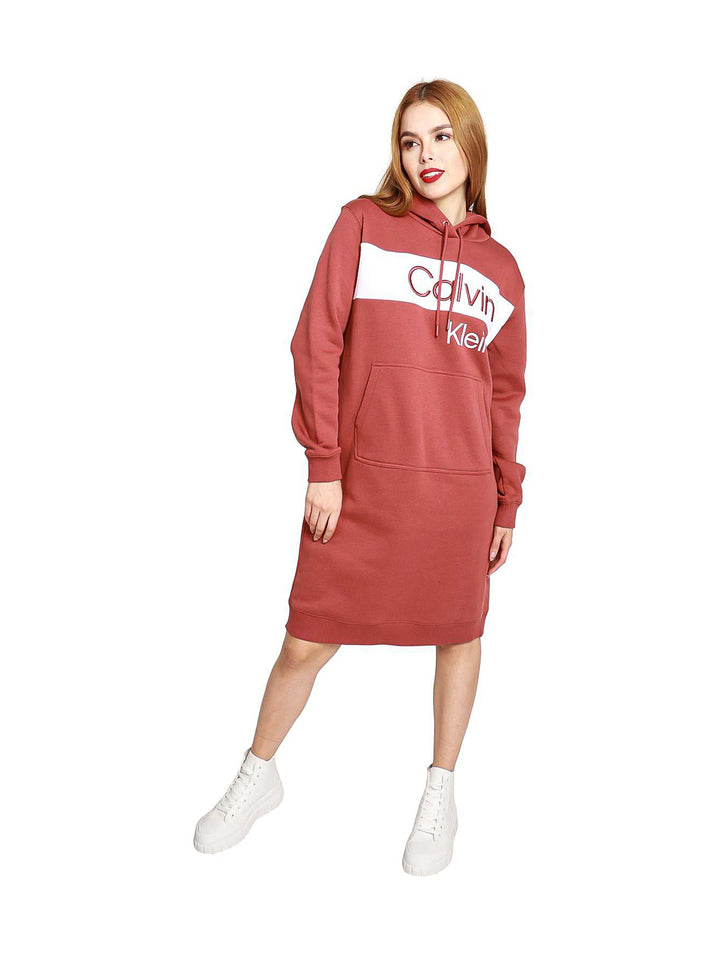 Vestido sudadera color terracota con bloque blanco y logo de Calvin Klein en el pecho.