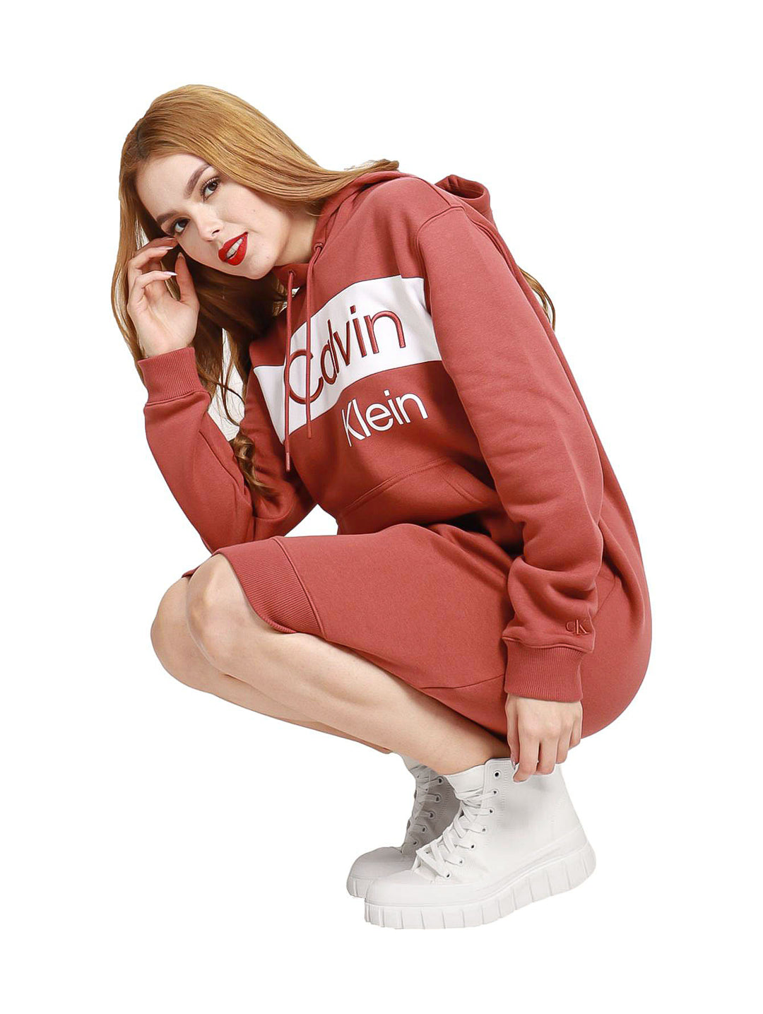 Vestido sudadera color terracota con bloque blanco y logo de Calvin Klein en el pecho.