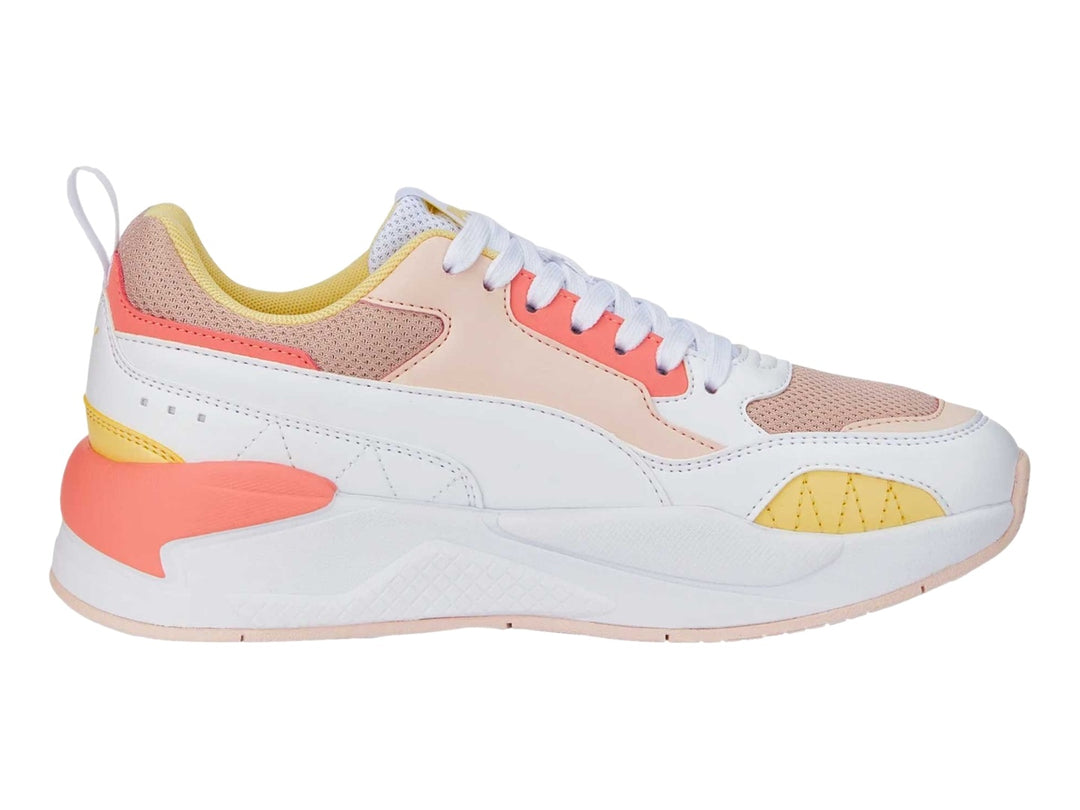 Tenis PUMA X-RAY 2 SQUARE color blanco y rosa con detalles amarillos y suela gruesa.