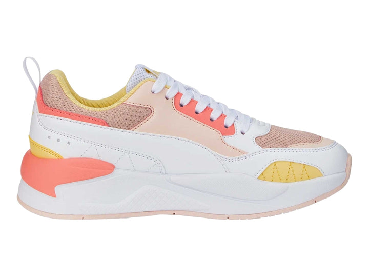Tenis PUMA X-RAY 2 SQUARE color blanco y rosa con detalles amarillos y suela gruesa.