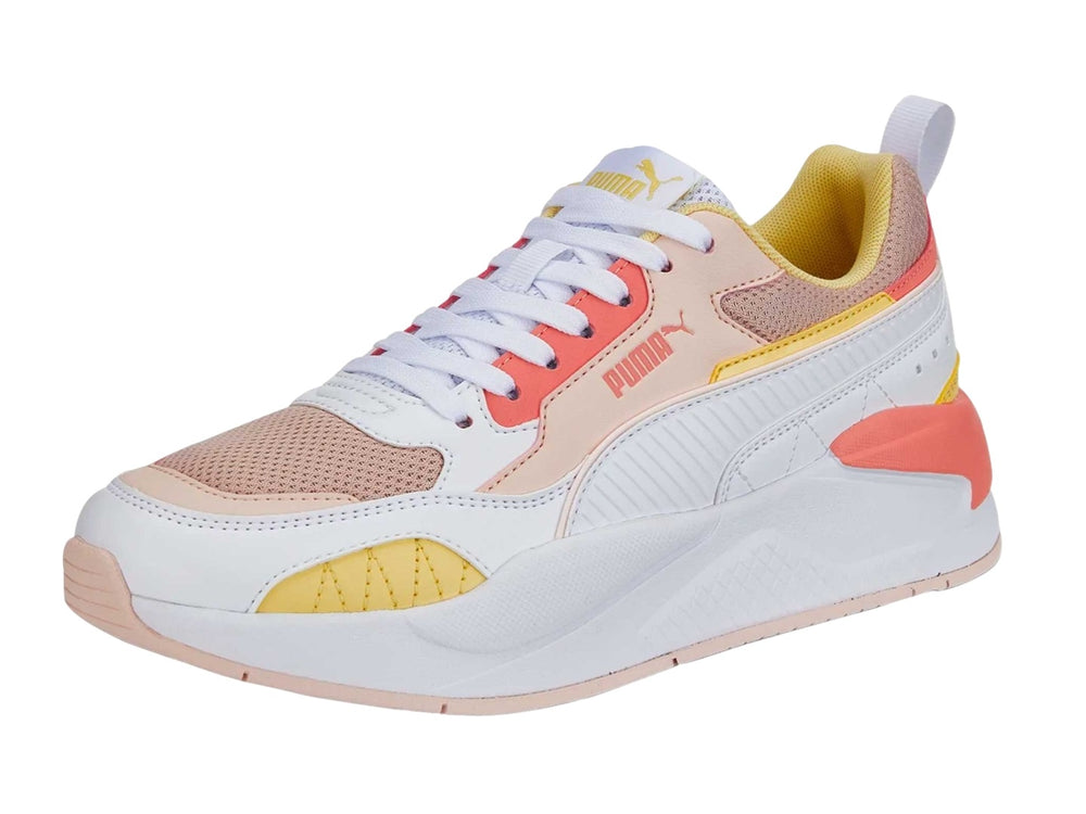 Tenis PUMA X-RAY 2 SQUARE color blanco y rosa con detalles amarillos y suela gruesa.
