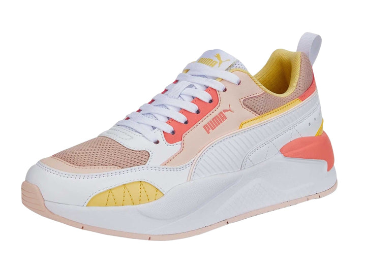 Tenis PUMA X-RAY 2 SQUARE color blanco y rosa con detalles amarillos y suela gruesa.