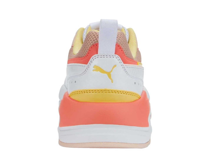 Tenis PUMA X-RAY 2 SQUARE color blanco y rosa con detalles amarillos y suela gruesa.