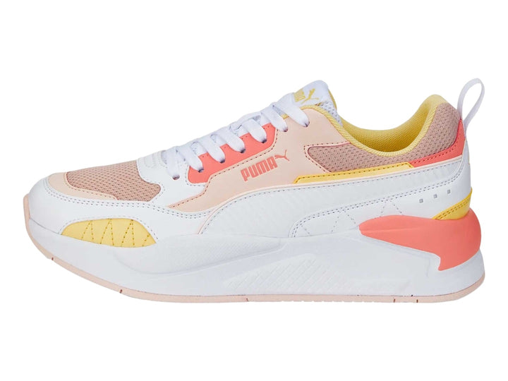 Tenis PUMA X-RAY 2 SQUARE color blanco y rosa con detalles amarillos y suela gruesa.
