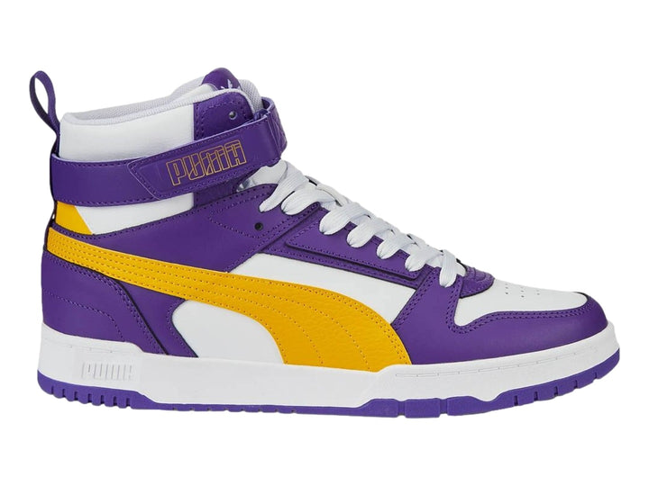 Tenis PUMA de bota en colores morado, amarillo y blanco con correa de velcro en el tobillo.