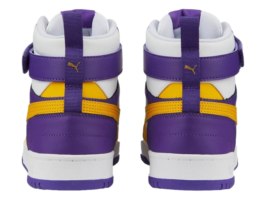Tenis PUMA de bota en colores morado, amarillo y blanco con correa de velcro en el tobillo.