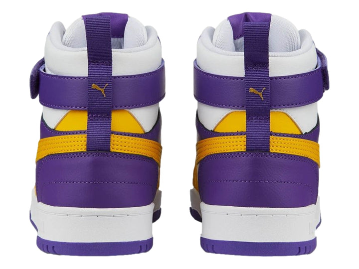 Tenis PUMA de bota en colores morado, amarillo y blanco con correa de velcro en el tobillo.