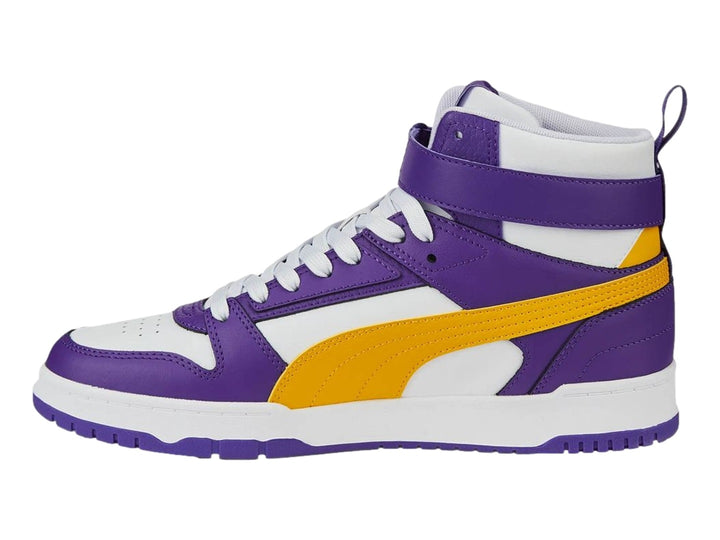 Tenis PUMA de bota en colores morado, amarillo y blanco con correa de velcro en el tobillo.