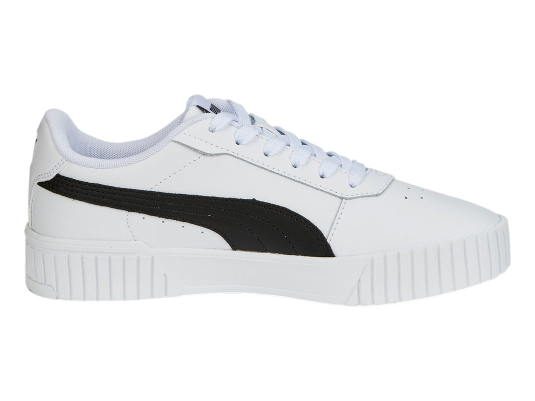 Tenis PUMA Carina 2.0 blancos con franja negra lateral y suela de plataforma blanca.