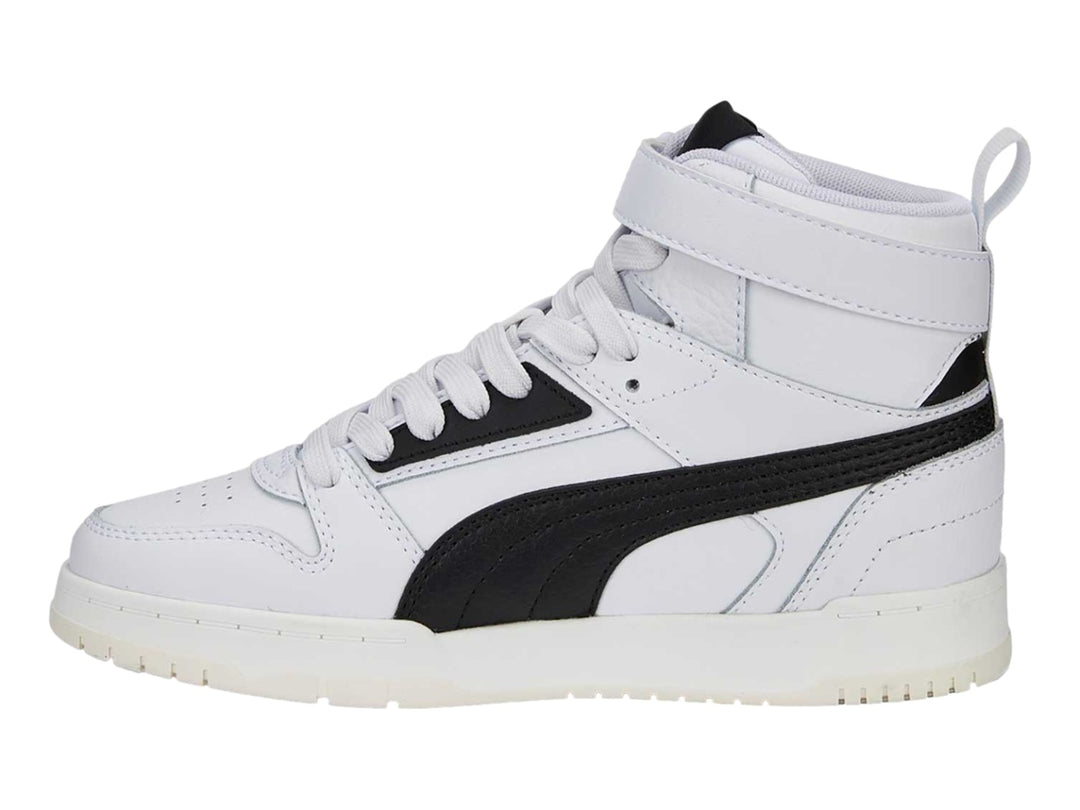 Tenis PUMA RBD Game JR en color blanco con detalles en negro, diseño de bota alta con correa de velcro.