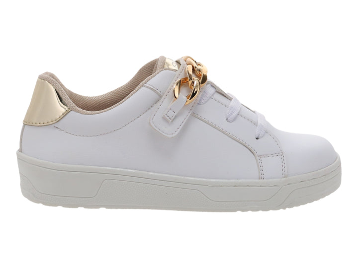 Tenis blancos para niña con detalle de cadena dorada en la parte superior y suela blanca.