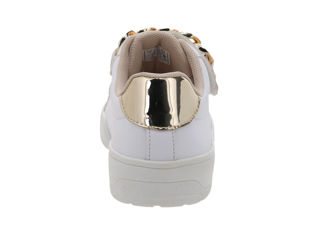 Tenis blancos para niña con detalle de cadena dorada en la parte superior y suela blanca.