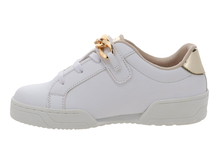 Tenis blancos para niña con detalle de cadena dorada en la parte superior y suela blanca.