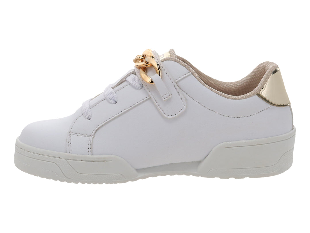 Tenis blancos para niña con detalle de cadena dorada en la parte superior y suela blanca.