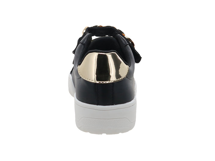Tenis negros para niña con suela blanca y detalle de cadena dorada decorativa en la parte superior.