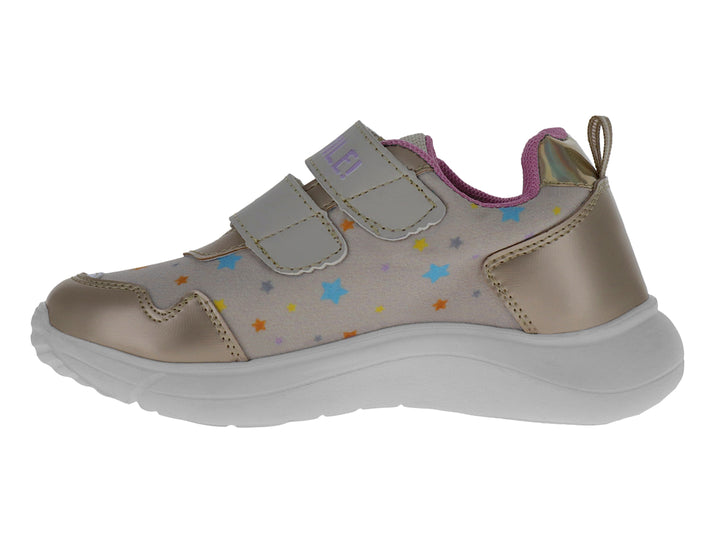 Tenis deportivos infantiles color platina con detalles en morado y rosa, decorados con estrellas y cierre de velcro.