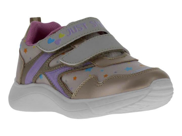 Tenis deportivos infantiles color platina con detalles en morado y rosa, cierre de velcro y estampado de estrellas.