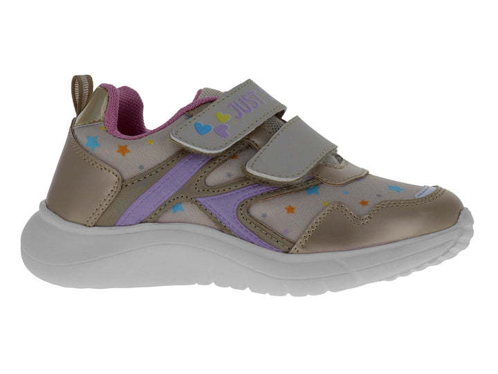 Tenis deportivos infantiles color platina con detalles en morado y rosa, cierre de velcro y estampado de estrellas.