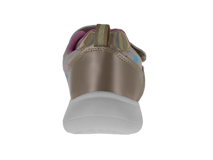 Tenis deportivos infantiles color platina con detalles en morado y rosa, cierre de velcro y estampado de estrellas.
