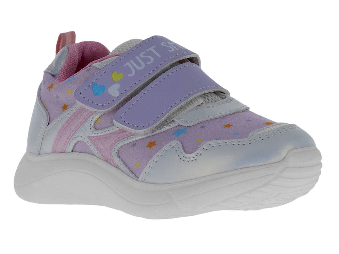 Tenis deportivos infantiles en colores pastel morado y rosa con detalles de estrellas y corazones, suela blanca.