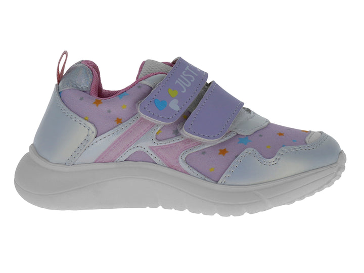 Tenis deportivos infantiles en colores pastel morado y rosa con detalles de estrellas y corazones, suela blanca.