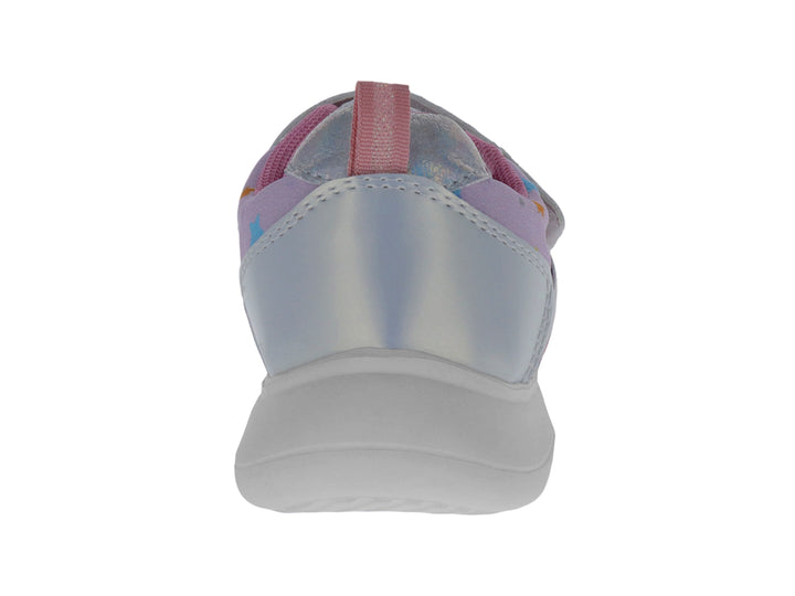 Tenis deportivos infantiles en colores pastel morado y rosa con detalles de estrellas y corazones, suela blanca.