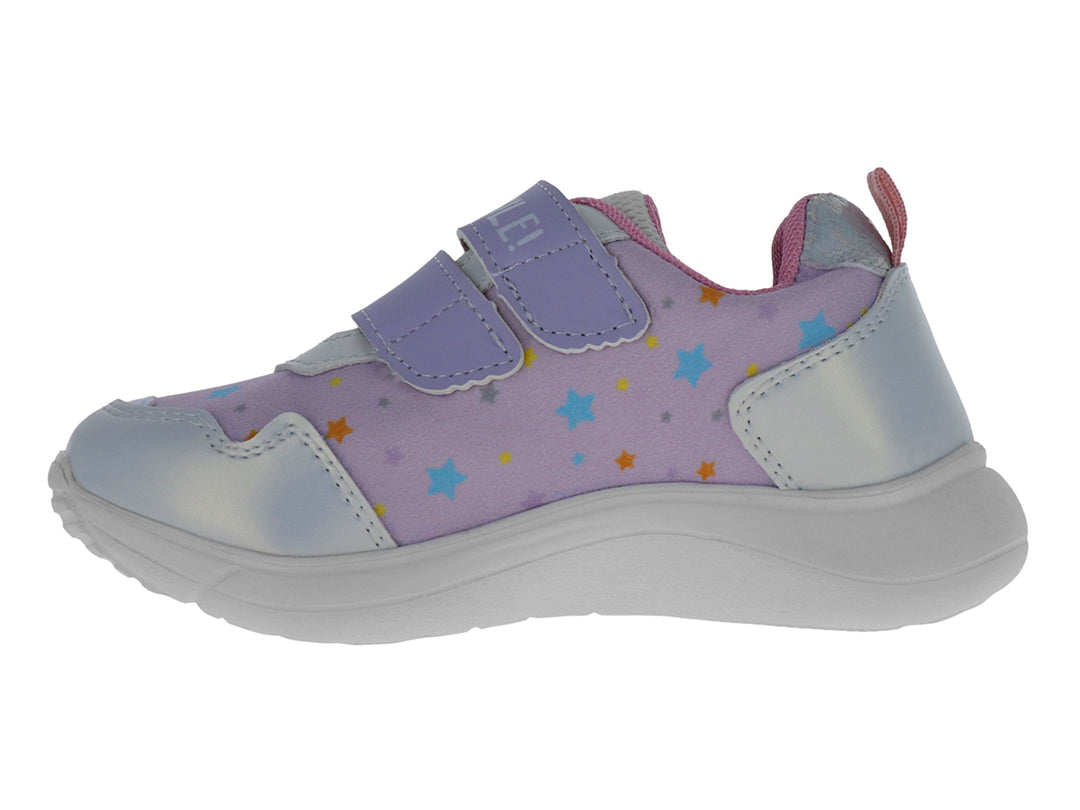 Tenis deportivos infantiles en colores pastel morado y rosa con detalles de estrellas y corazones, suela blanca.