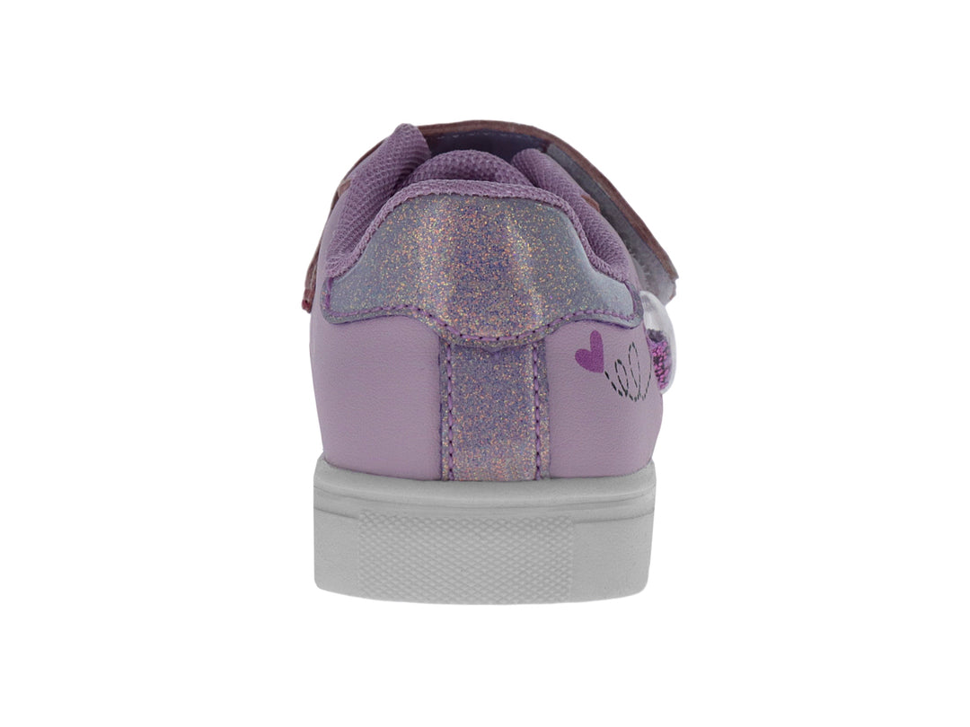 Zapato rosa para niña con detalle de corazón brillante, palabra LOVE y suela blanca.