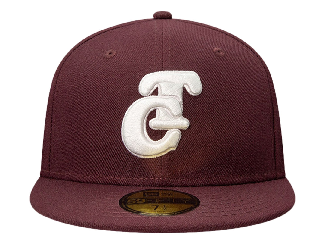 Gorra de béisbol New Era color maroon con logotipo bordado en blanco y visera plana.