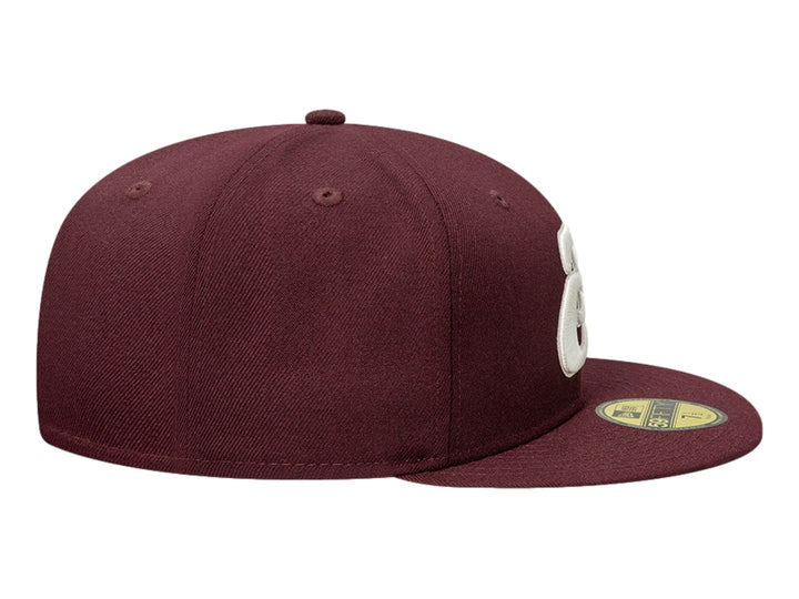 Gorra de béisbol New Era color maroon con logotipo bordado en blanco y visera plana.