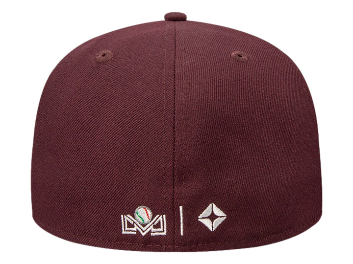 Gorra de béisbol New Era color maroon con logotipo bordado en blanco y visera plana.