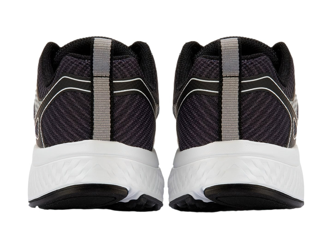 Tenis deportivos Skechers Go Run Consistent en color negro con suela blanca y detalles lineales.