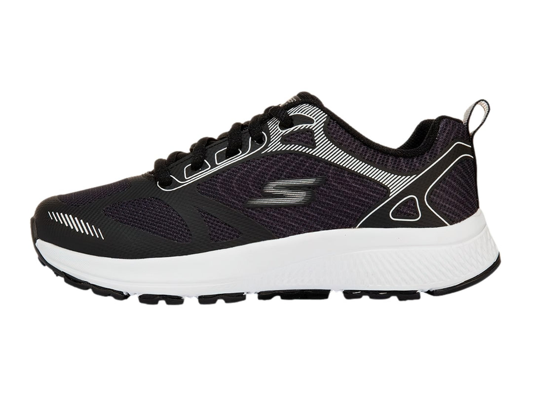 Tenis deportivos Skechers Go Run Consistent en color negro con suela blanca y detalles lineales.