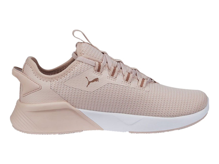 Tenis deportivos PUMA Retaliate 2 en color rosa cuarzo con suela blanca y detalles en malla.