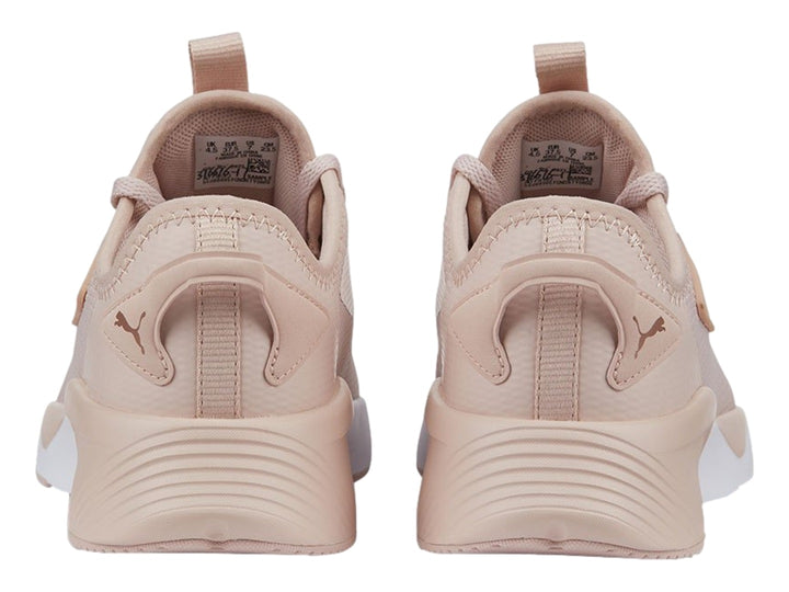 Tenis deportivos PUMA Retaliate 2 en color rosa cuarzo con suela blanca y detalles en malla.