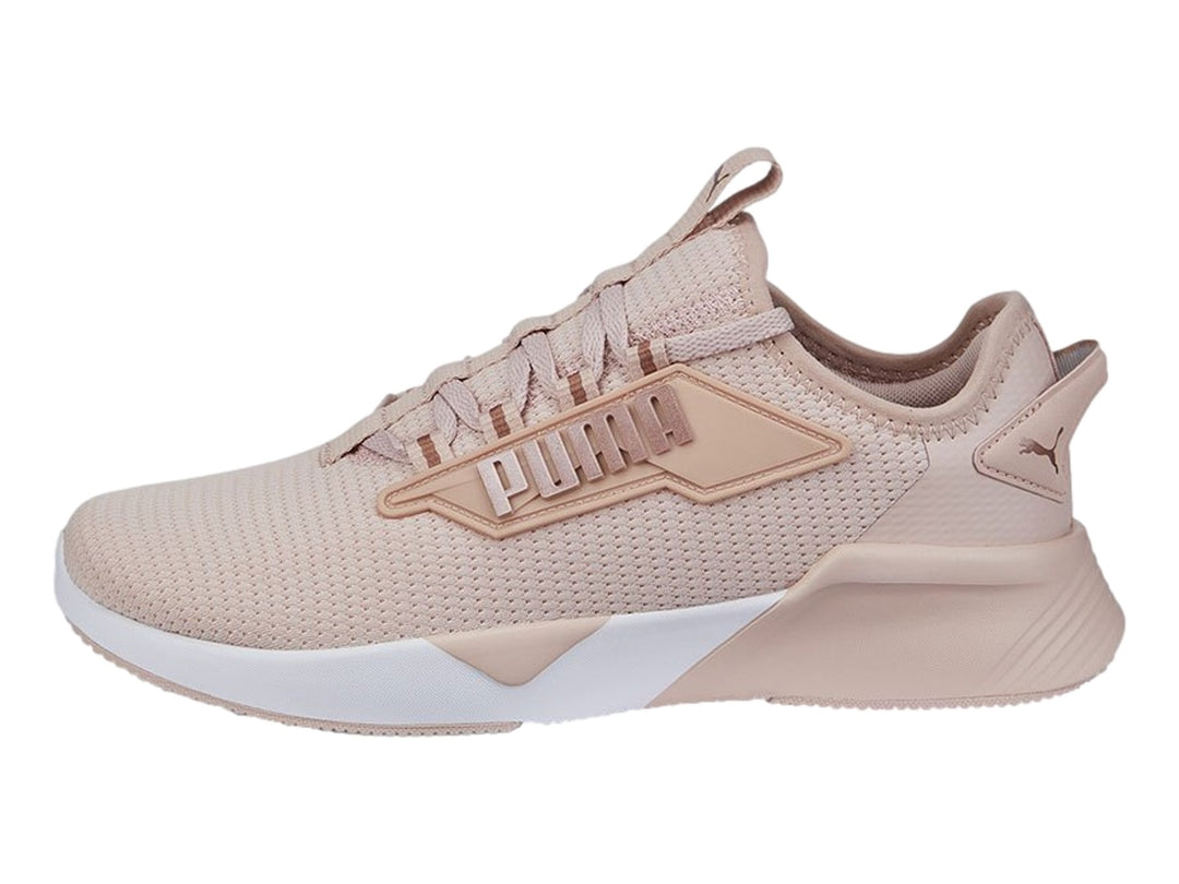 Tenis deportivos PUMA Retaliate 2 en color rosa cuarzo con suela blanca y detalles en malla.