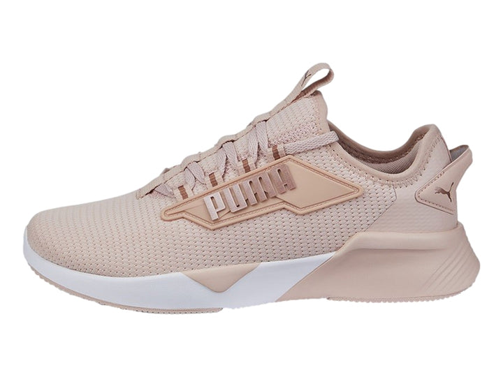 Tenis deportivos PUMA Retaliate 2 en color rosa cuarzo con suela blanca y detalles en malla.