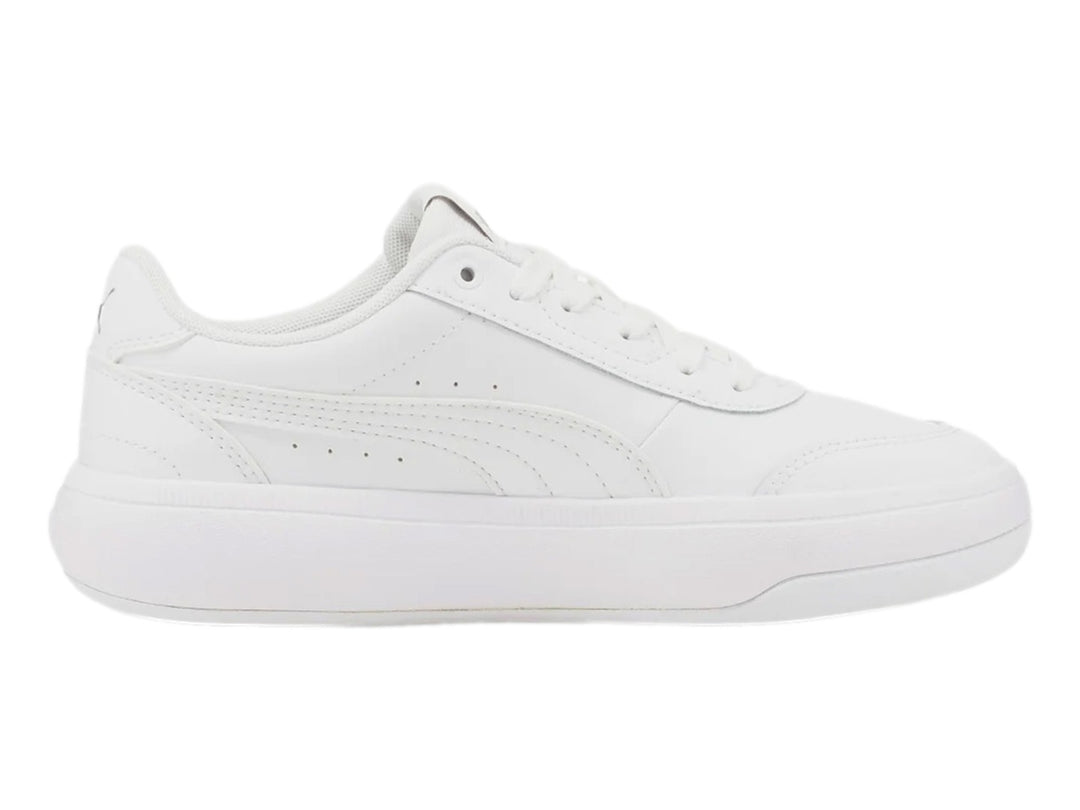 Tenis PUMA Tori JR color blanco total con suela plana y cordones.