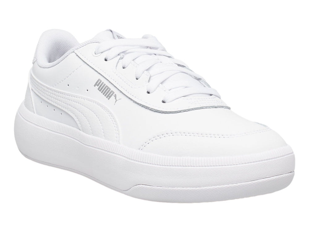 Tenis PUMA Tori JR color blanco total con suela plana y cordones.