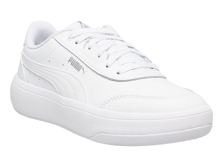Tenis PUMA Tori JR color blanco total con suela plana y cordones.