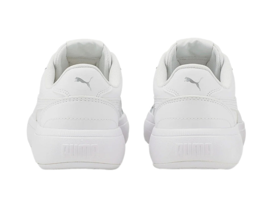 Tenis PUMA Tori JR color blanco total con suela plana y cordones.