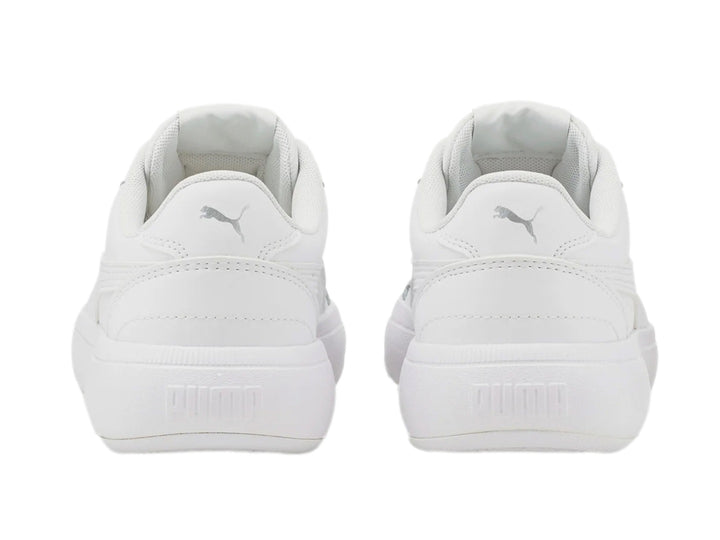 Tenis PUMA Tori JR color blanco total con suela plana y cordones.