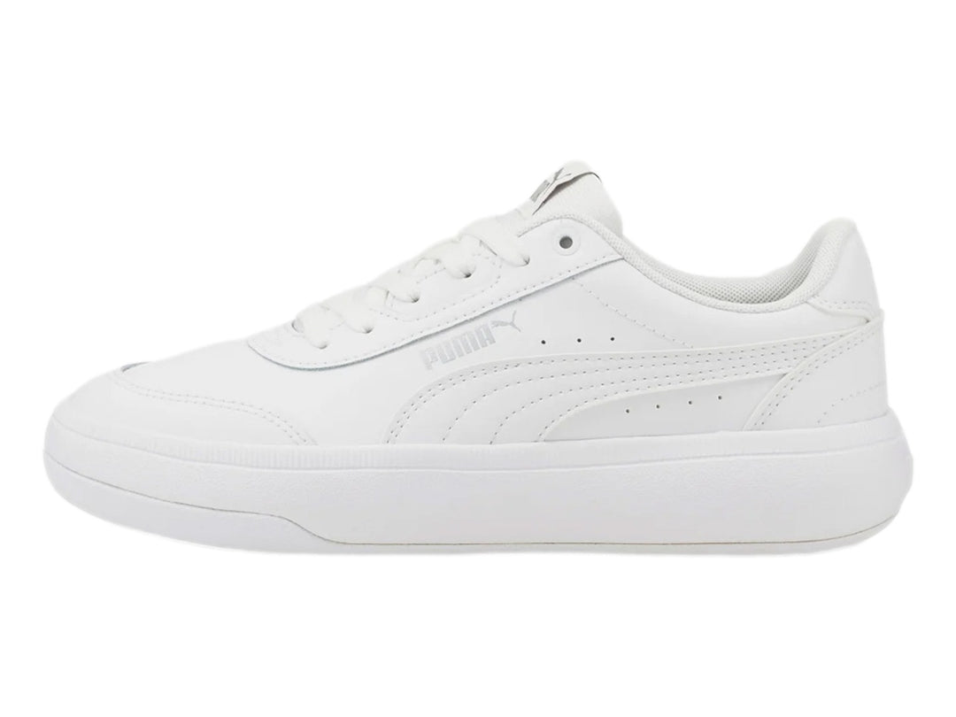 Tenis PUMA Tori JR color blanco total con suela plana y cordones.