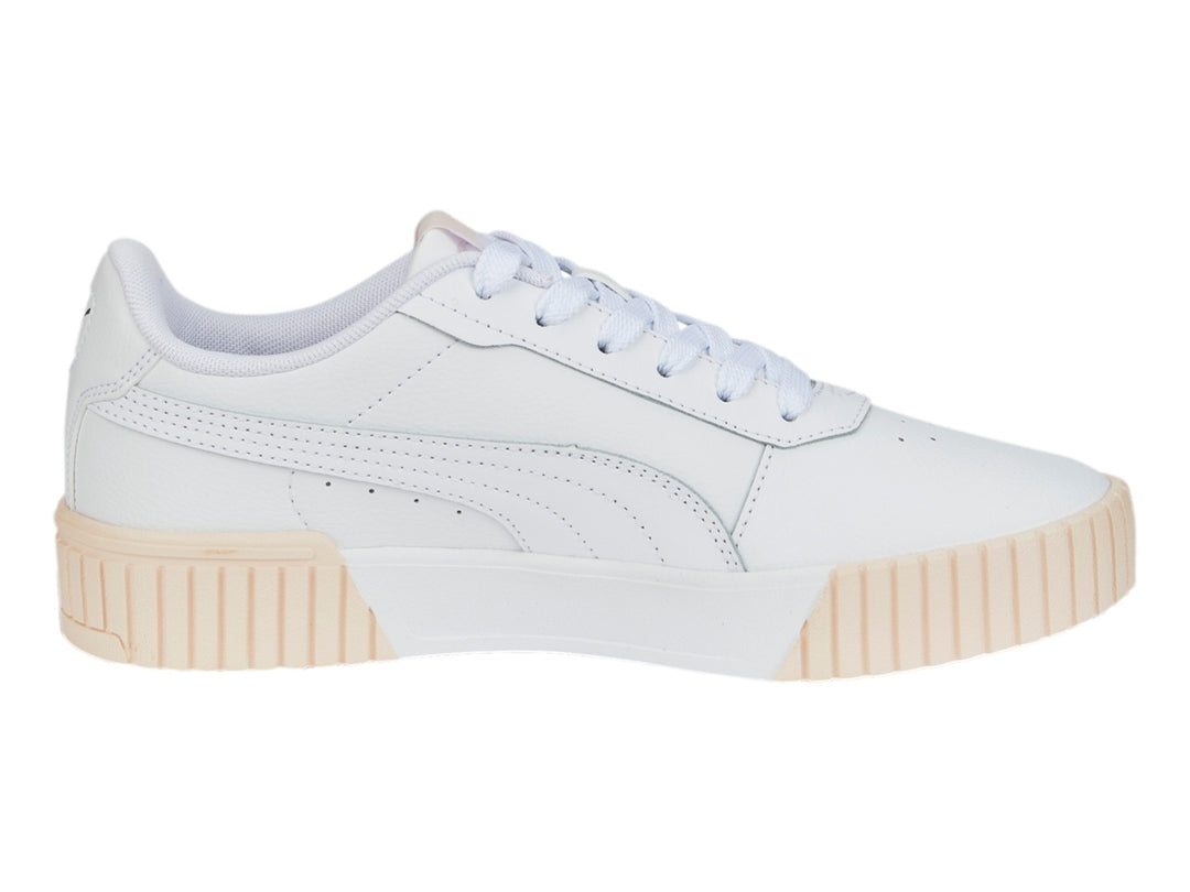 Tenis PUMA Carina 2.0 color blanco con suela en tono rosa pálido.