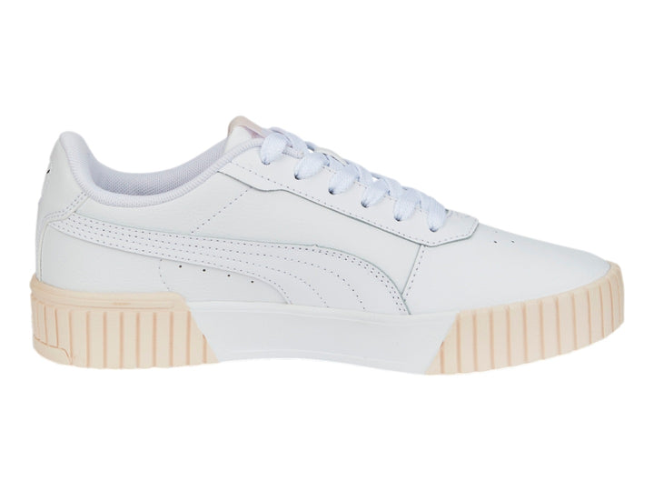 Tenis PUMA Carina 2.0 color blanco con suela en tono rosa pálido.