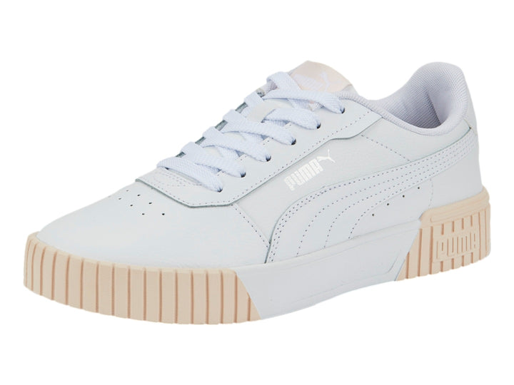 Tenis PUMA Carina 2.0 color blanco con suela en tono rosa pálido.