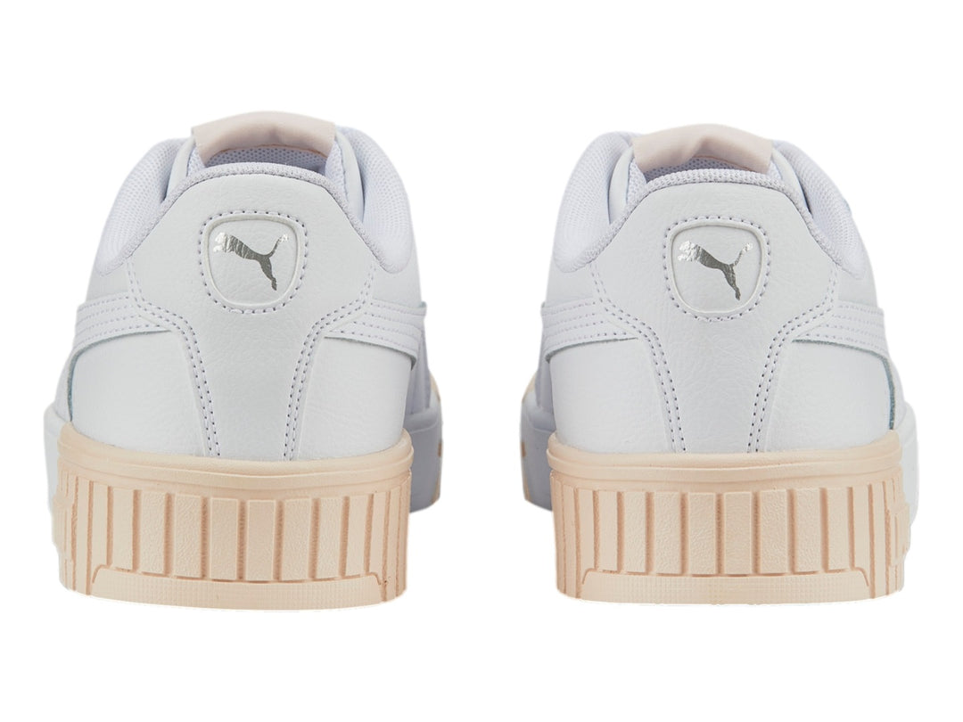 Tenis PUMA Carina 2.0 color blanco con suela en tono rosa pálido.