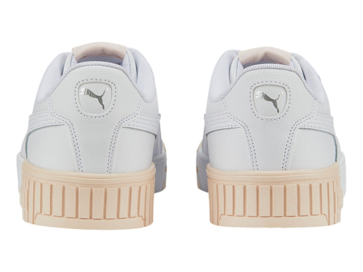 Tenis PUMA Carina 2.0 color blanco con suela en tono rosa pálido.